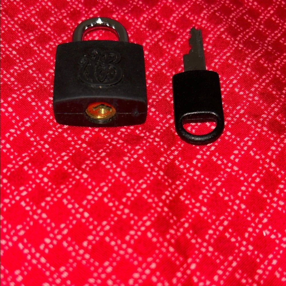 Vera Bradley Red Geometric Drawstring Bag with lock and key - Picture 8 of 8